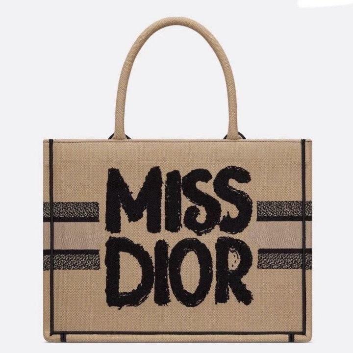 디올 베이지& 블랙 Miss Dior Graffiti 자수 북토트 미디엄 백 (국내배송)