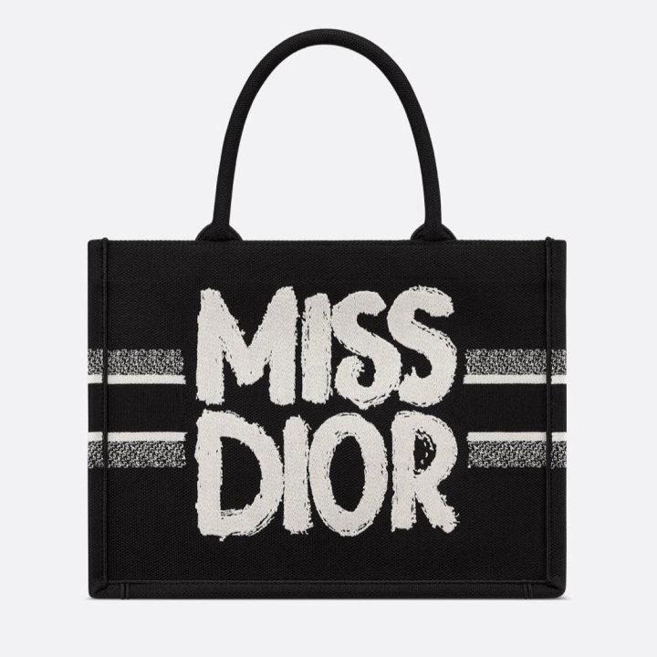 디올 블랙 & 화이트 Miss Dior Graffiti 자수 북토트 미디엄 백 (국내배송)