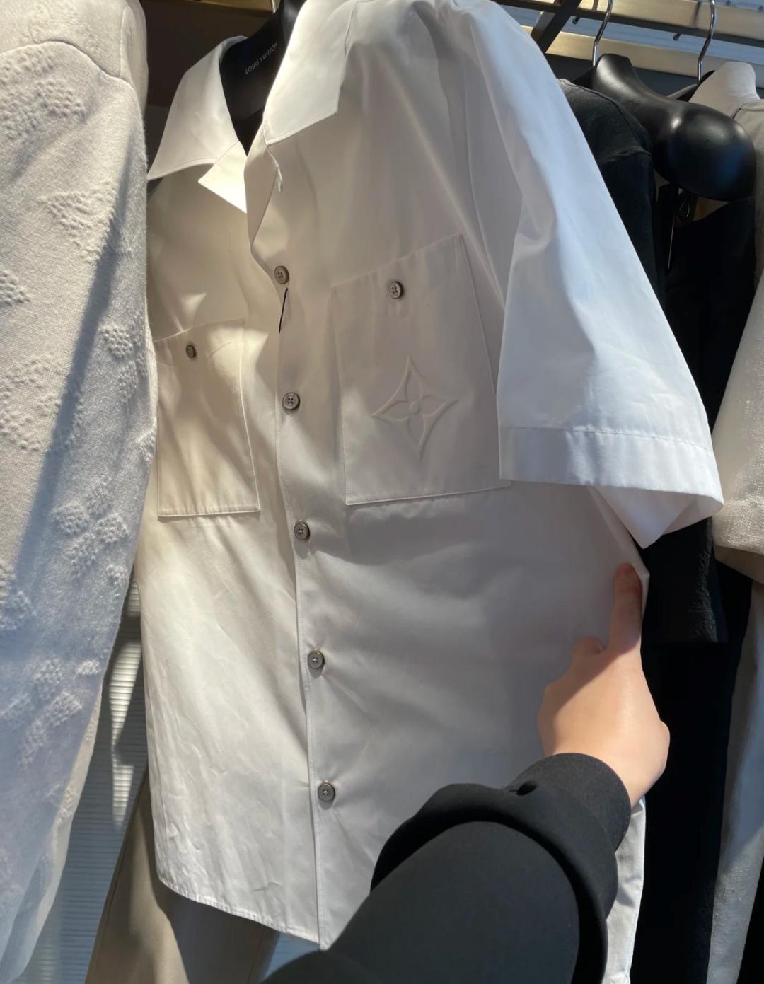 루이비통 25SS 싱글브레스트 엠보싱 반팔 셔츠 (정품급 해외배송)