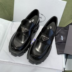 프라다 삼각형 로고 플랫폼 로퍼 (정품급 해외배송)