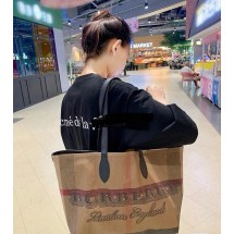 버버리  두들 캔버스 리버시블 쇼퍼백 파우치 세트 (국내배송)