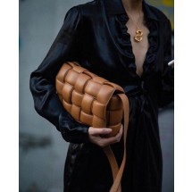 보테가베네타 패디드 카세트백 (국내배송)