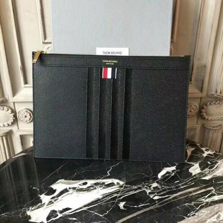 톰브라운 THOM BROWNE  사선 가죽 클러치백 (국내배송)