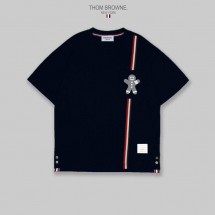 톰브라운 THOM BROWNE 쿠키인형 절개 라인 티셔츠 (국내배송)