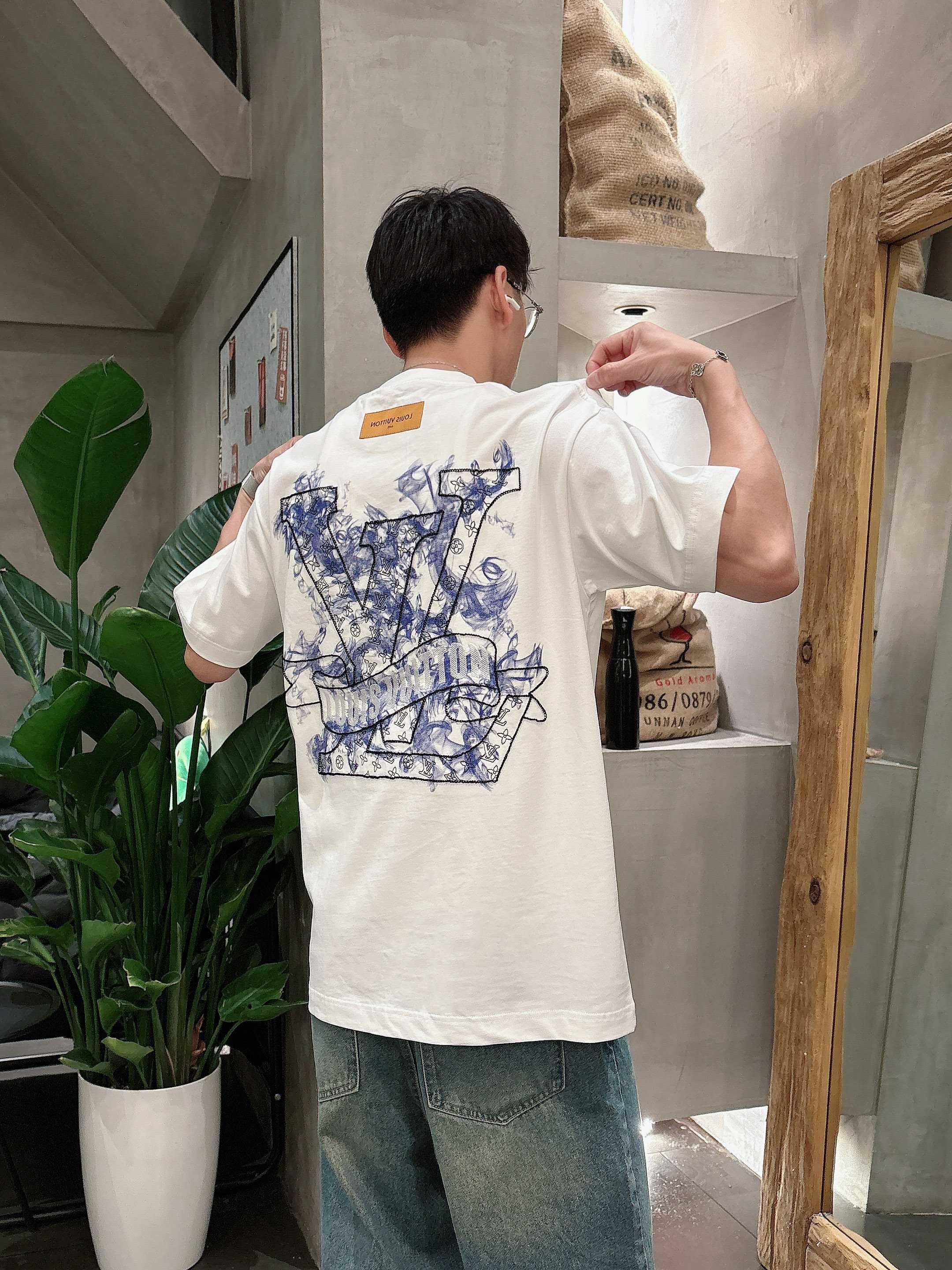 루이비통 라운드넥 반팔 (해외배송)