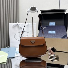 프라다 클레오 브러시드 숄더백 (해외배송)