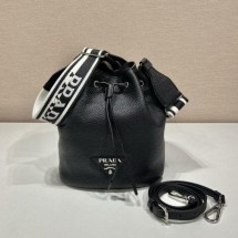 프라다 다이노 레더 실버장식 버킷백 (국내배송)
