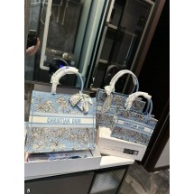 디올 자수 북 토트 (국내배송)
